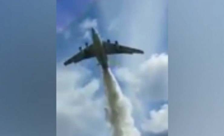 Наказание свише: Пожарен самолет стовари 40 тона вода върху катаджии, притаили се в храсталак (ВИДЕО)