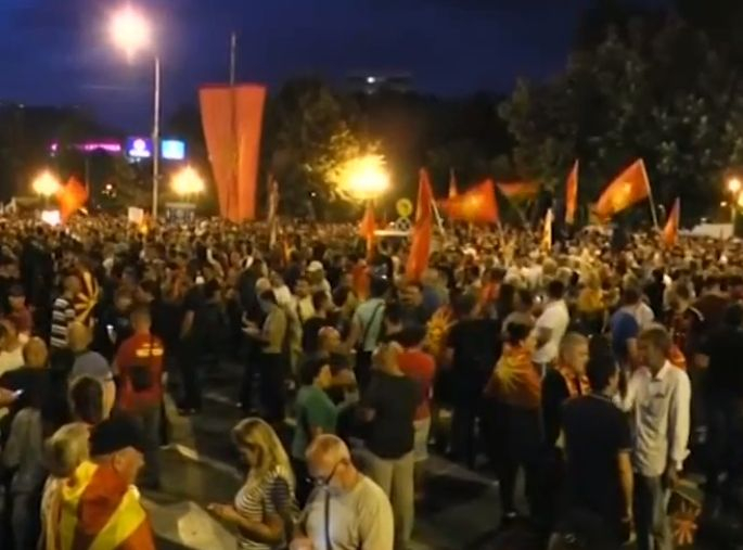 В Скопие ври и кипи! Хората излязоха на улицата заради новото име на Македония