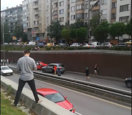 Страшно автомеле на бул. "Гешов" в София, има сериозно пострадали (ВИДЕО)