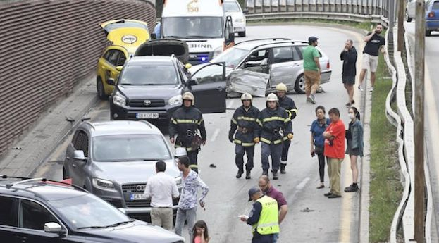 Първи подробности за зверската верижна катастрофа в София, карат цяло семейство към болницата (СНИМКИ)