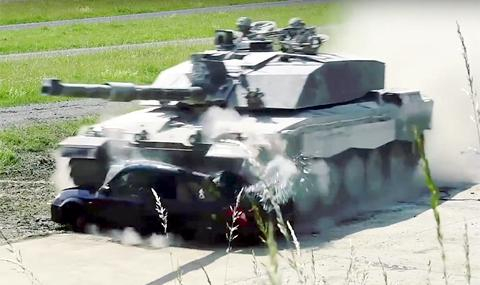Танкове мачкаха коли в Германия (ВИДЕО)