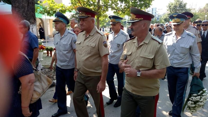 България плаче за загиналите пилоти, хиляди се стичат на гробището в Пловдив за последно сбогом (СНИМКИ/ВИДЕО)