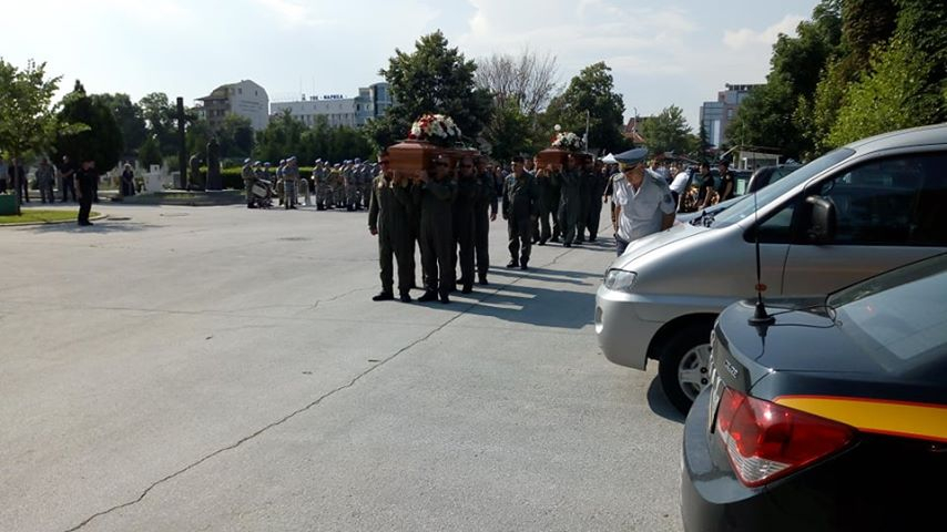 България плаче за загиналите пилоти, хиляди се стичат на гробището в Пловдив за последно сбогом (СНИМКИ/ВИДЕО)