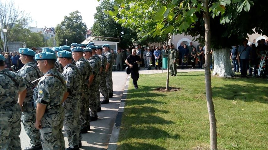 България плаче за загиналите пилоти, хиляди се стичат на гробището в Пловдив за последно сбогом (СНИМКИ/ВИДЕО)