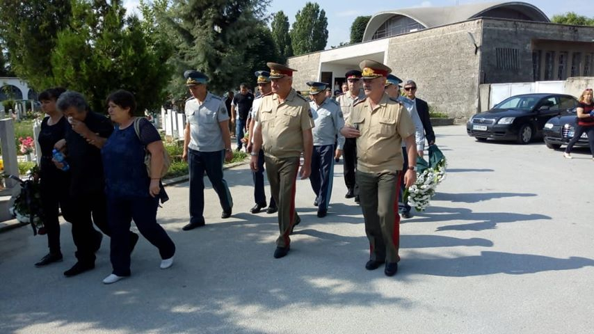 България плаче за загиналите пилоти, хиляди се стичат на гробището в Пловдив за последно сбогом (СНИМКИ/ВИДЕО)