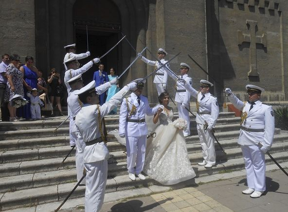 Младоженците Боряна и Цветомир приковаха към себе си погледите на всички туристи в центъра на Варна (СНИМКИ) 