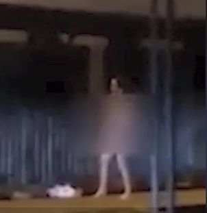 Чисто гола девойка скандализира мрежата с еротичния си танц пред паметник (ВИДЕО 18+)