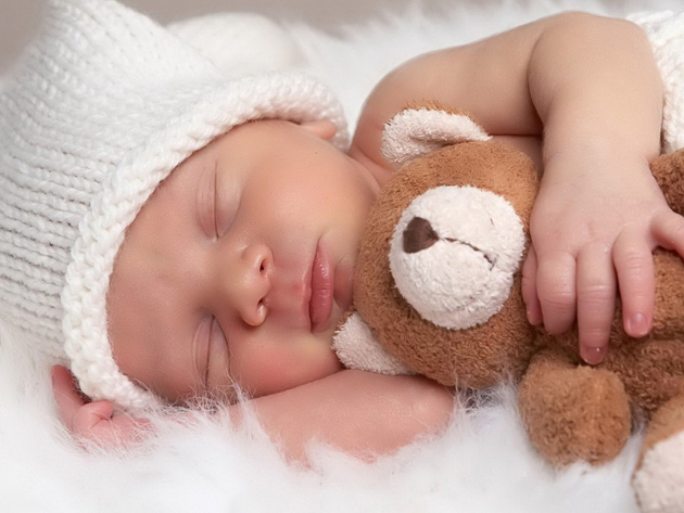Бебето ви спи с полуотворени очи или уста? Няма място за притеснения, но ако това продължава и след 1,5-годишна възраст...