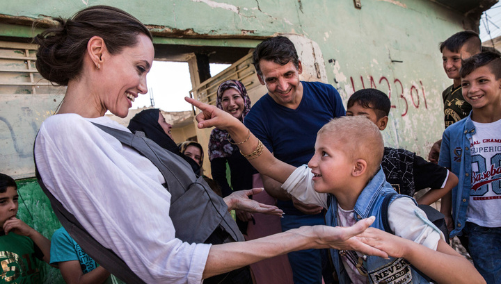 Анджелина Джоли се появи в бившата столица на "Ислямска държава" (СНИМКИ)