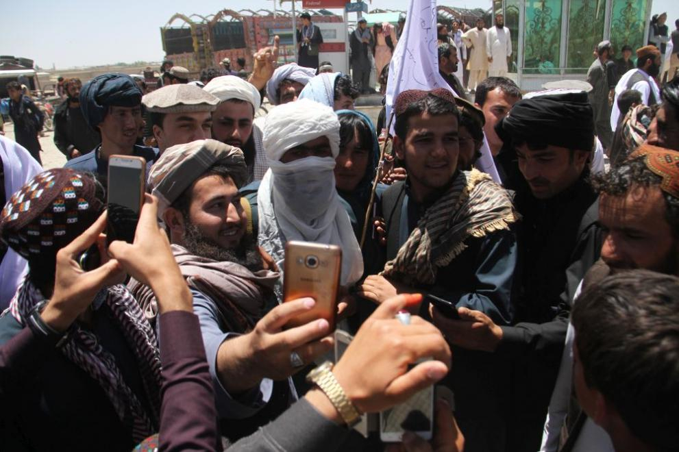 Афганистански войници и талибани се снимат прегърнати (СНИМКИ)