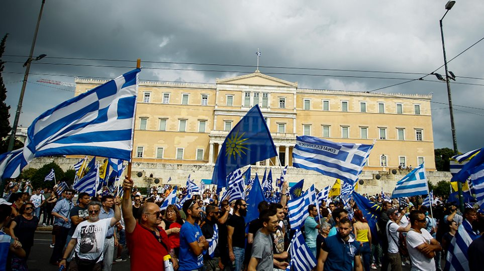 В Гърция ври и кипи! Централният площад в Атина почерня от противници на договора с Македония (СНИМКИ/ВИДЕО)