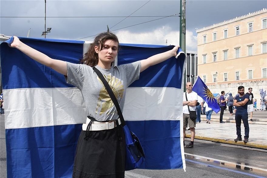 В Гърция ври и кипи! Централният площад в Атина почерня от противници на договора с Македония (СНИМКИ/ВИДЕО)