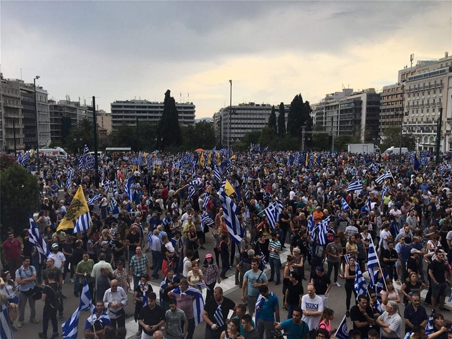 В Гърция ври и кипи! Централният площад в Атина почерня от противници на договора с Македония (СНИМКИ/ВИДЕО)