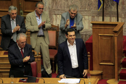 Гръцкото правителство оцеля след вота на недоверие