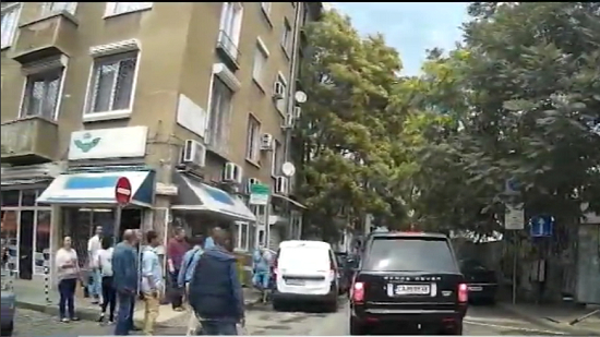Джигит връхлетя черен джип, прегази знак и за малко да блъсне жена, за да избяга от полицията (СНИМКИ/ВИДЕО)
