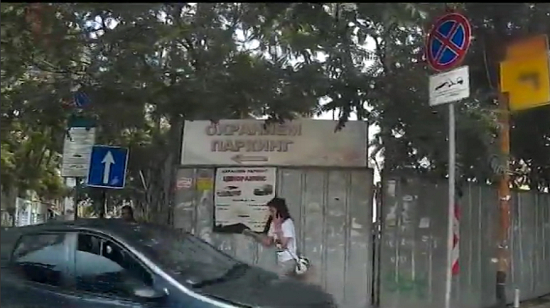 Джигит връхлетя черен джип, прегази знак и за малко да блъсне жена, за да избяга от полицията (СНИМКИ/ВИДЕО)