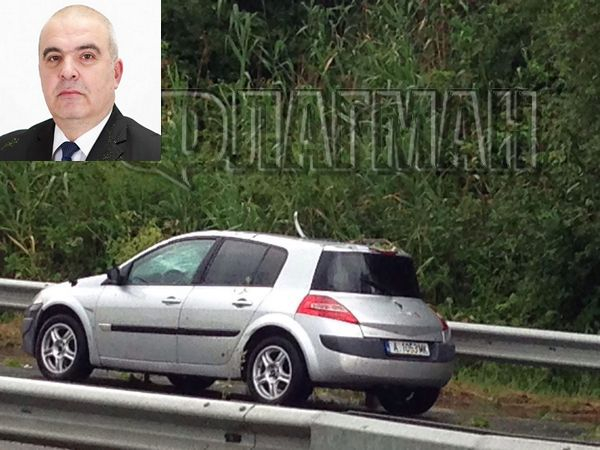 Депутат помага на пътниците, затиснати от дърво на входа на Бургас (СНИМКИ)