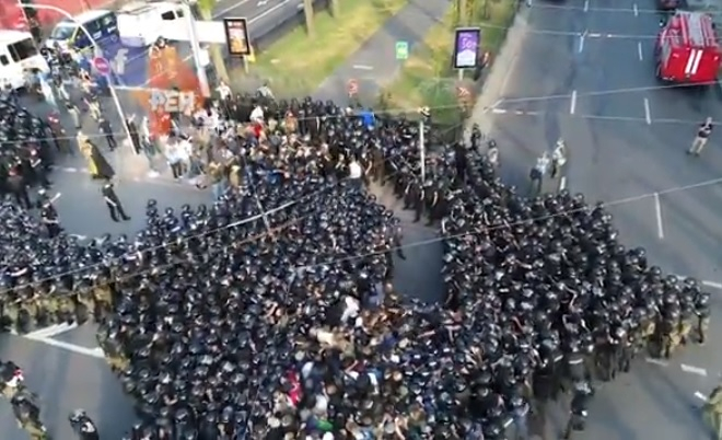 Брутално ВИДЕО: Полицейска кохорта гази, мачка и влачи протестиращи срещу гей парада в Киев