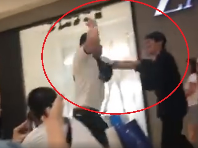 Екшън в софийски мол! Бабаит с джихадистка мутра налетя с нож на охранител (ВИДЕО)