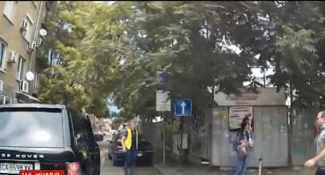 Разбра се какъв кретен е бягащият от полицията в София джигит, който едва не сгази 2 момичета на тротоара (ВИДЕО)