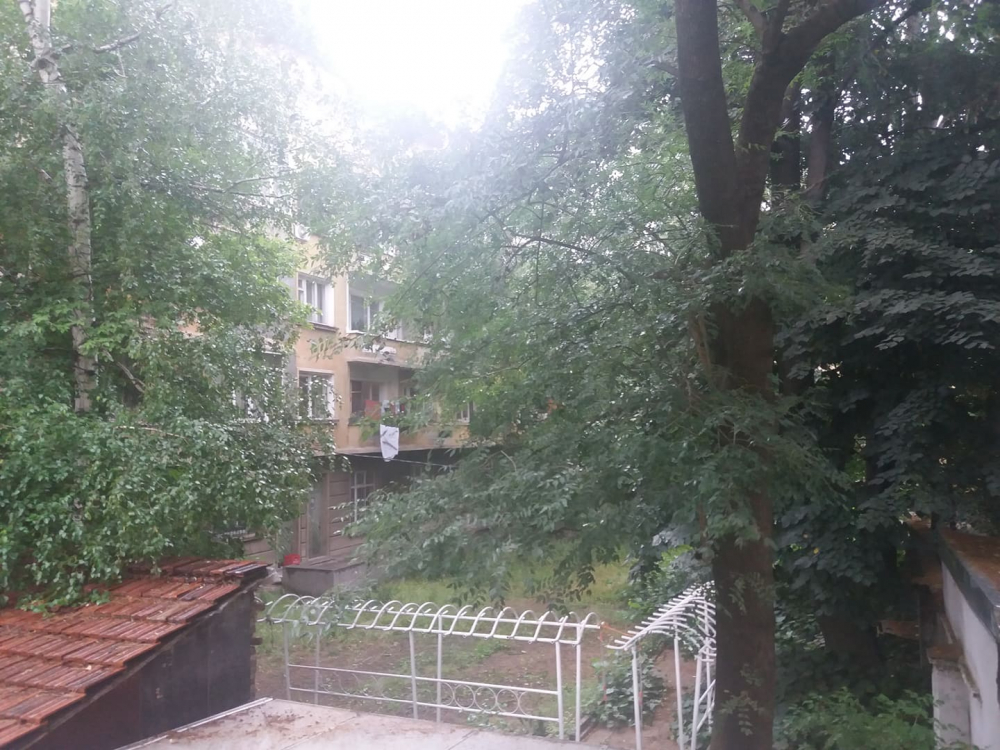 Над София е страшно! Пороен дъжд, придружен със светкавици и гръмотевици удари столицата (СНИМКИ)