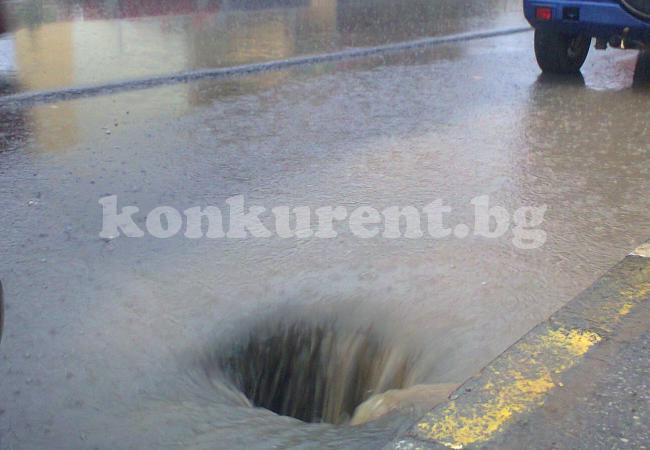 Проливен дъжд удави Враца, край автогарата положението е страшно (СНИМКИ)