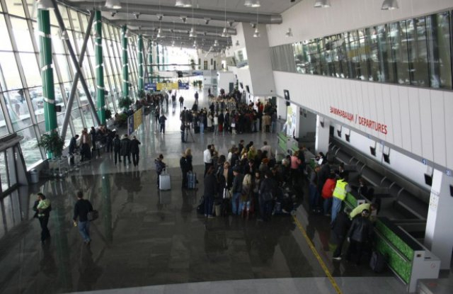 Мълния удари самолет на "Райънеър" на летище Пловдив, 100 пътници в капан