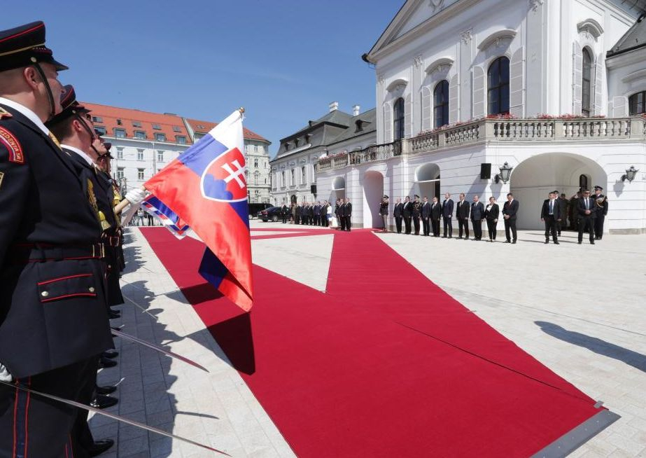 Преди дни Борисов поиска пълно затваряне на границите на ЕС, а днес от Братислава Радев отсече, че… (СНИМКИ)