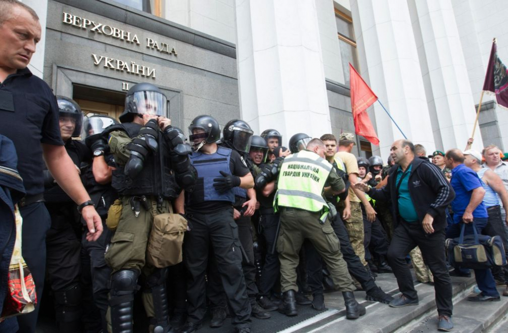 Извънредно от Киев: Щурмуваха парламента (СНИМКИ/ВИДЕО)