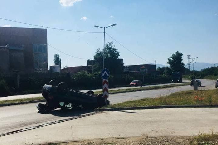 Забързан шофьор обърна рено по таван в Карлово (СНИМКА)