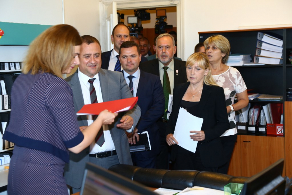 Сензационна версия: Йончева става вътрешен министър, ако вотът на недоверие на БСП срещу "Борисов 3" мине (СНИМКИ)