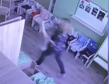 Учителка-злодей прави ужасяващи деца в руска детска градина (ВИДЕО)