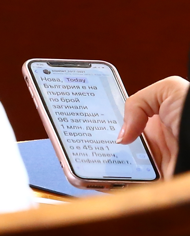Единствено и само в БЛИЦ! Какво чете на телефона си шефката на парламента Караянчева! Ексклузивни СНИМКИ