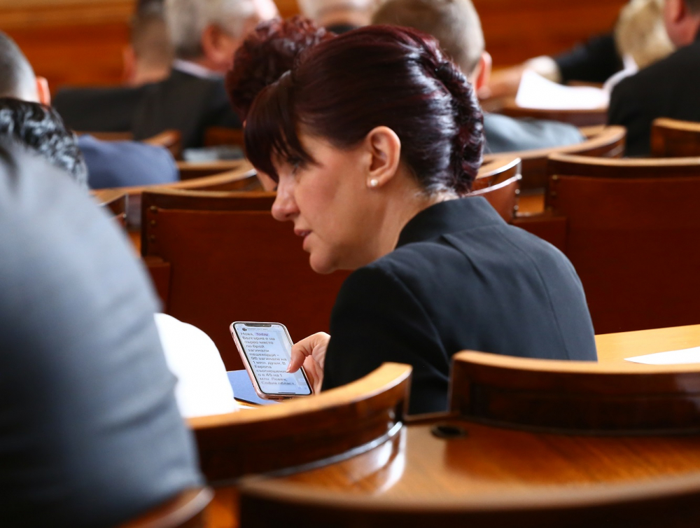 Единствено и само в БЛИЦ! Какво чете на телефона си шефката на парламента Караянчева! Ексклузивни СНИМКИ