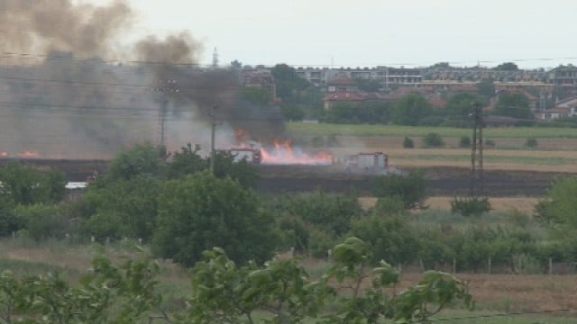 Огромен пожар избухна в Пловдив, 6 коли на огнеборците гасят пламъците! (СНИМКИ)