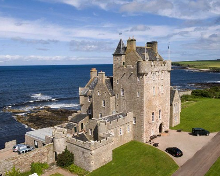 Пуснаха за продан шотландски замък от XV век! В него има 32 спални и собствен бар