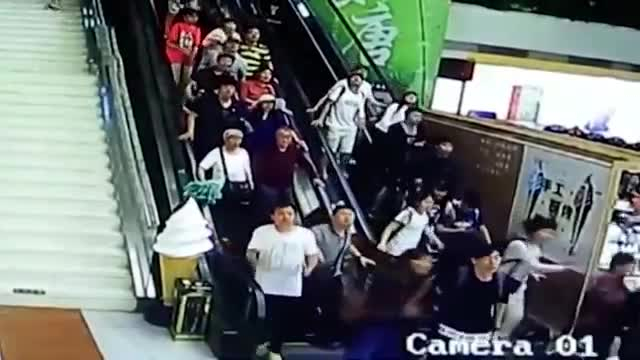 Ужас в мола! Таван се срути върху препълнен с хора ескалатор (ВИДЕО)