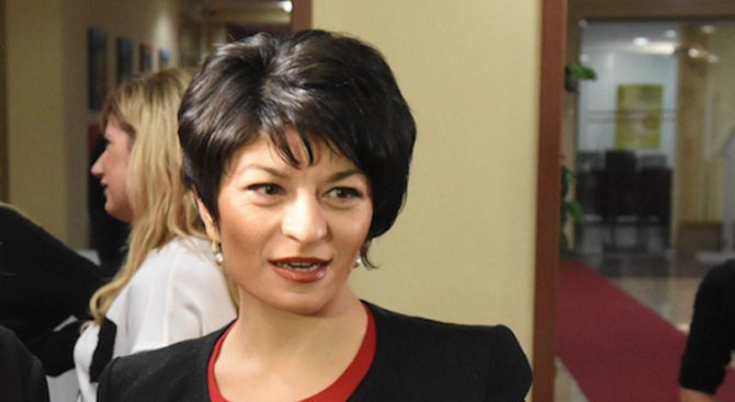 ГЕРБ отговори на БСП за ваканцията, Атанасова обяви скандални факти за Нинова