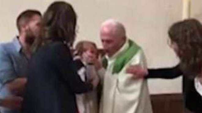 Отвратителен скандал! Зъл свещеник шамароса плачещо бебе на кръщенето (ВИДЕО)