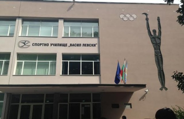Осмокласник полетя от шестия етаж на общежитие в Пловдив, но стана чудо