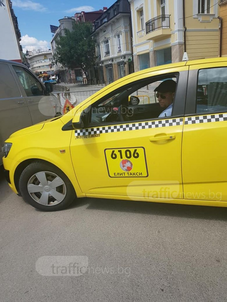 Шофьор на такси блъска и обижда клиентка: “Не те ли е срам, бе, боклук“ (СНИМКИ)