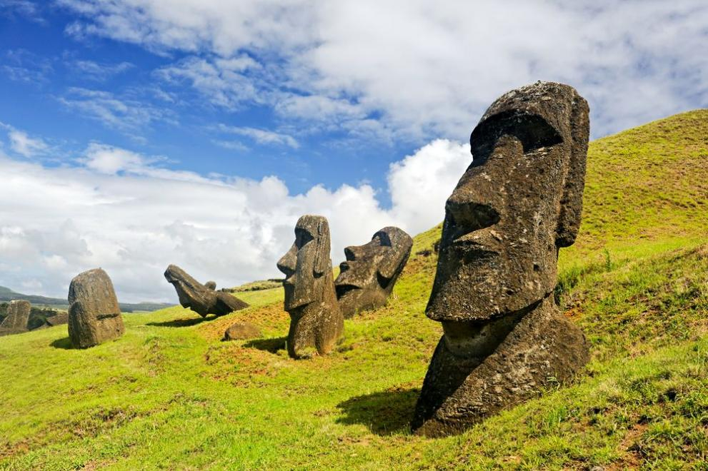 Историята на загадъчните каменни глави на Великденския остров (СНИМКИ/ВИДЕО)