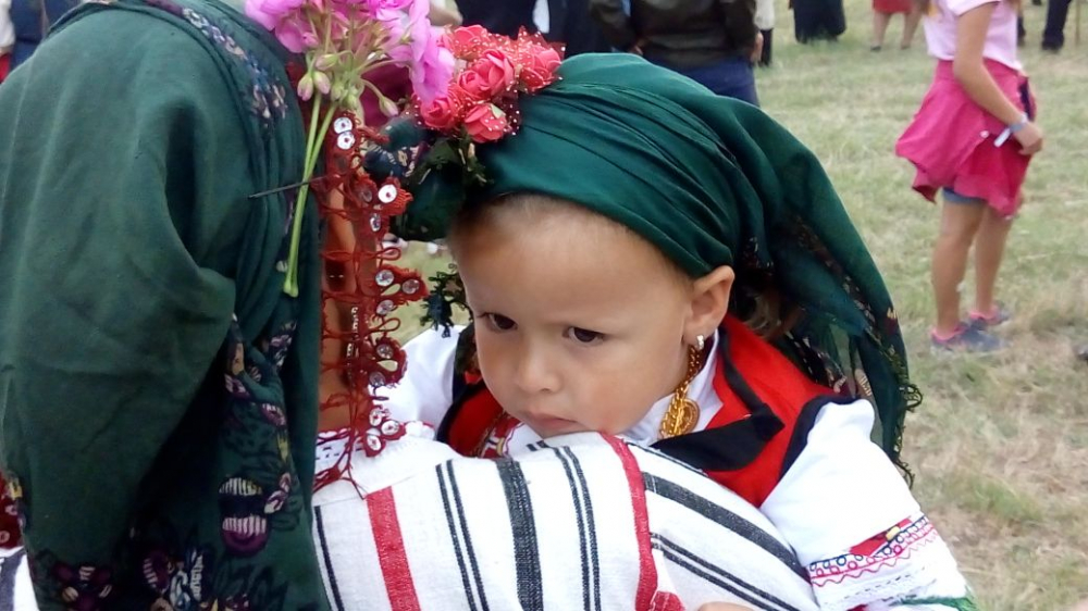 Стотици родолюбиви българи се стичат на „Хайдут Генчо“ край Хисар, малки моми и ергени обраха аплодисментите