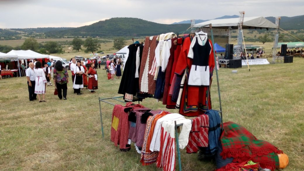 Стотици родолюбиви българи се стичат на „Хайдут Генчо“ край Хисар, малки моми и ергени обраха аплодисментите