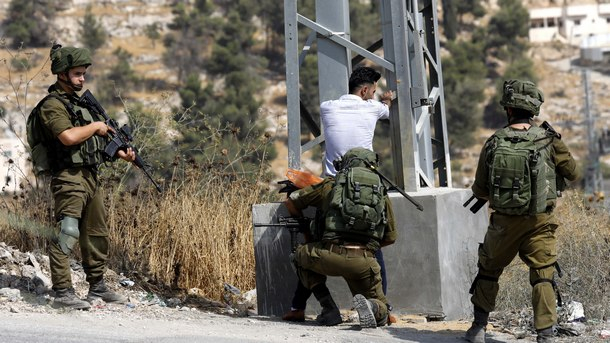 Палестинец е блъснал с кола трима войници на Западния бряг