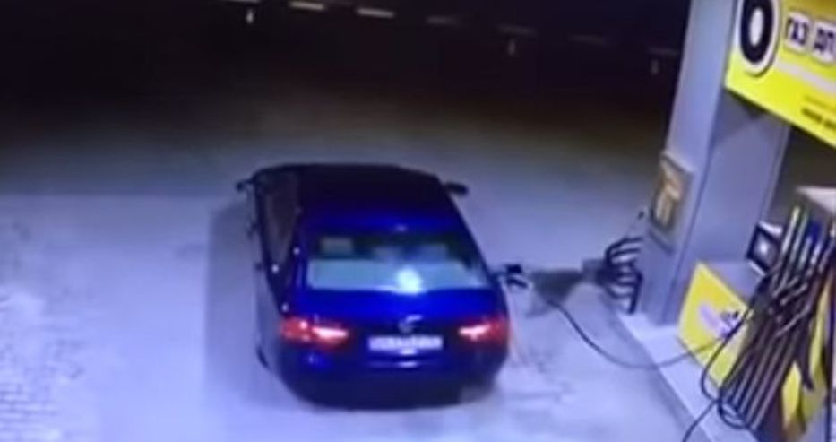 Разсеян водач на BMW взриви бензиностанция (ВИДЕО)