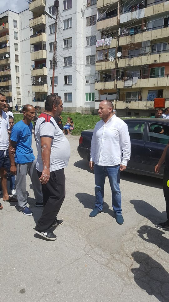 Жесток среднощен екшън в ромския квартал на Ботевград! Полицаи бият невинни хора, лидерът на ДРОМ е на мястото (СНИМКИ/ВИДЕО)