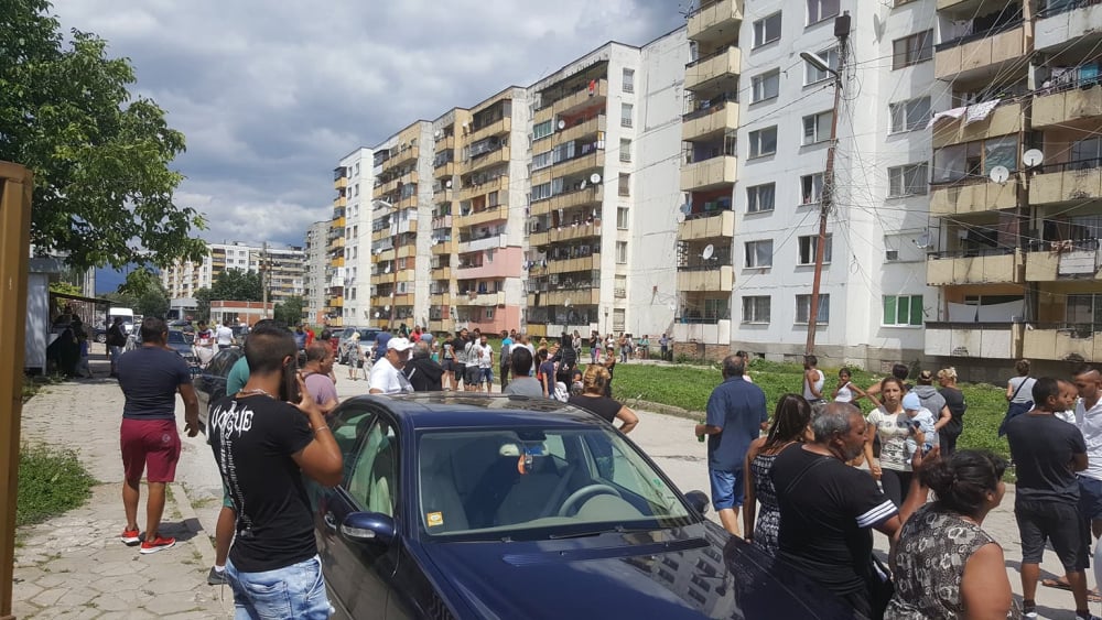 Жесток среднощен екшън в ромския квартал на Ботевград! Полицаи бият невинни хора, лидерът на ДРОМ е на мястото (СНИМКИ/ВИДЕО)