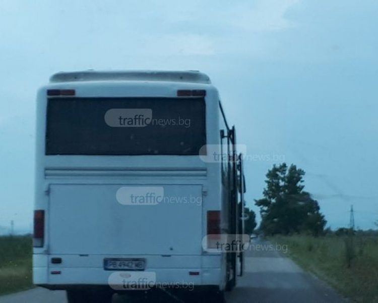 Опасно! Междуградски автобус праши с отворени врати край Пловдив и... (СНИМКА)