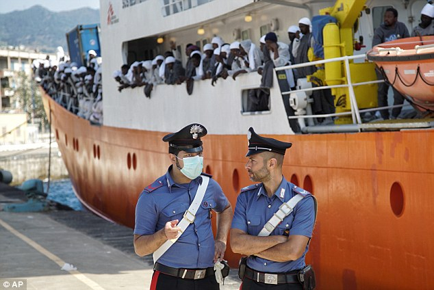 Италианското правителство забрани на спасителите да помагат на корабите с бежанци